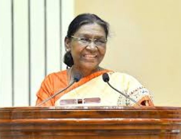 देश की सामूहिक स्मृति के संरक्षक और भविष्य की कल्पना के सृजक हैं कलाकार: मुर्मु