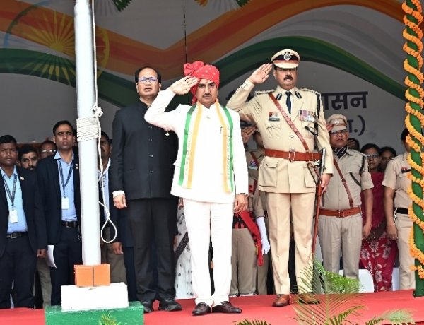 गरिमामय माहौल में मनाया गया 80 वां स्वतंत्रता दिवस समारोह  केंद्रीय राज्यमंत्री तोखन साहू ने किया ध्वजारोहण