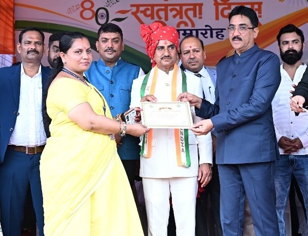 जनसंपर्क की सभी विधाओं में उत्कृष्ट कार्य के लिए सहायक जनसंपर्क अधिकारी रचना मिश्रा सम्मानित