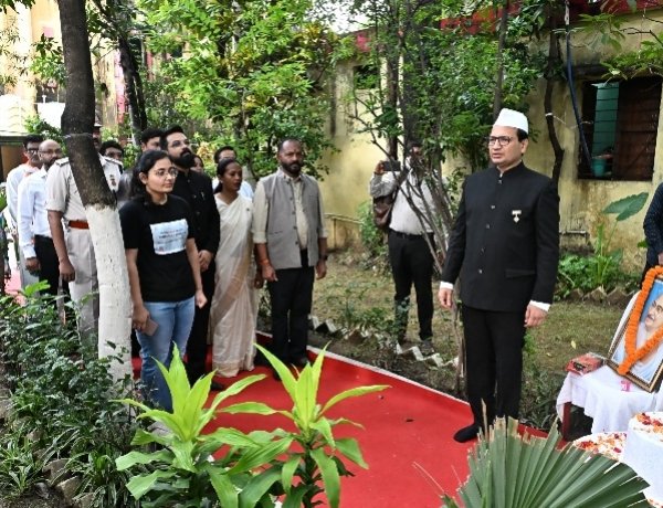 कलेक्टोरेट एवं कम्पोजिट बिल्डिंग में ध्वजारोहण