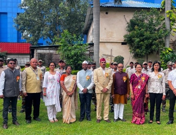 सिम्स बिलासपुर में धूमधाम से फहराया गया तिरंगा: अधिष्ठाता डॉ. रमणेश मूर्ति ने संविधान को आत्मसात करने का दिया संदेश