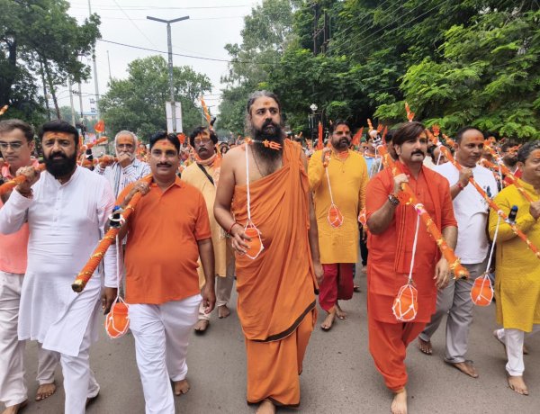 अमित चिमनानी के नेतृत्व में निकली भव्य कावड़ यात्रा,जगह जगह हुआ स्वागत सैकड़ों श्रद्धालुओं ने 7 नदियों के जल से किया महाकाल का अभिषेक