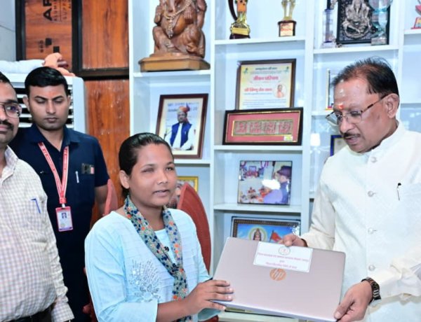 दृष्टिबाधा नहीं बनी बाधा, जयमंती के सपनों को मिली डिजिटल उड़ान, मुख्यमंत्री ने भेंट किया लैपटॉप