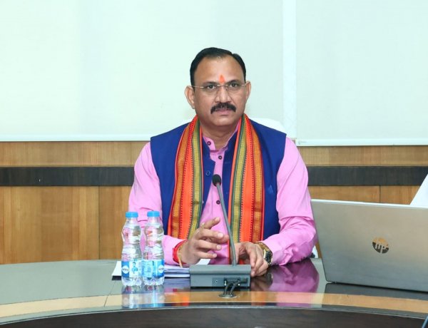 स्वास्थ्य मंत्री  श्याम बिहारी जायसवाल ने की विभागीय कार्यों की समीक्षा