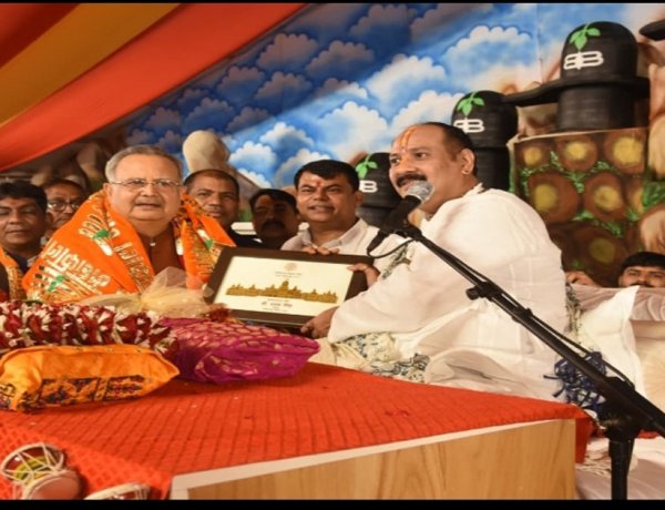 शिव महापुराण कथा सुनने पहुंचे विधानसभा अध्यक्ष डॉ. रमन सिंह