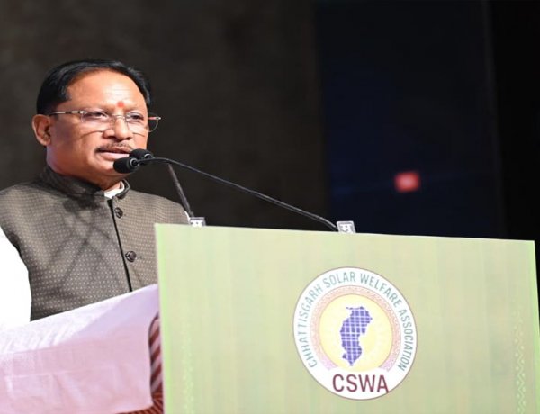 मुख्यमंत्री ने सोलर उद्योगों के स्टॉलों का किया अवलोकन, उत्कृष्ट कार्य करने वाली संस्थाओं, बैंकों एवं व्यक्तियों को किया सम्मानित