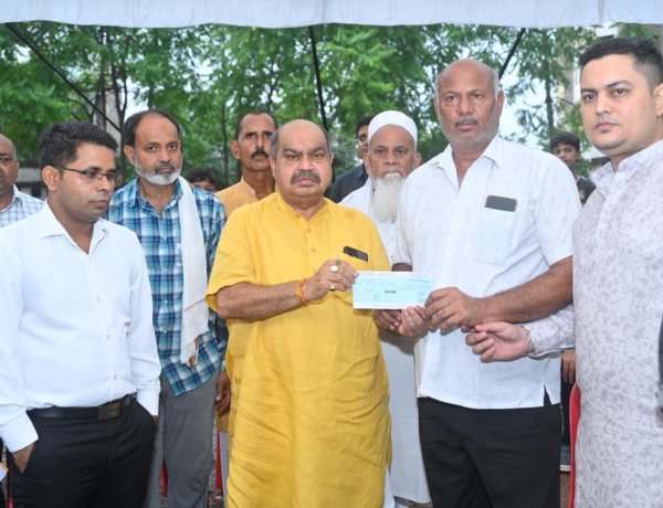 विधायक पुरन्दर मिश्रा ब्लू वाटर हादसे में मृत युवक मोहम्मद आदिल के मौदहापारा स्थित घर पहुंचे