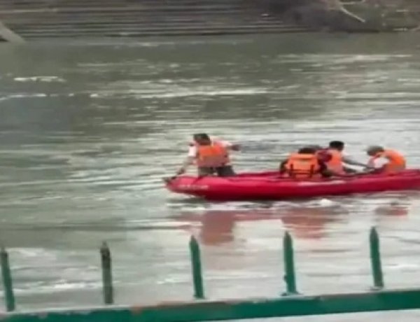 रक्षाबंधन के दिन दर्दनाक हादसा: बहन की अस्थियां विसर्जित करने पहुंचा युवक खारुन नदी में डूबा, तलाश जारी