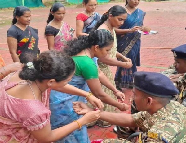 जहां कभी बंदूक थी, वहां बंधा रिश्तों का धागा…बस्तर में राखी ने बदली 'दुश्मनी' की परिभाषा 25 साल नक्सली संगठन में रहीं मीना ने जवानों की कलाई पर बांधी राखी