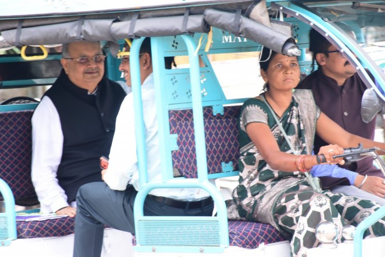 विधानसभा अध्यक्ष डॉ. रमन सिंह जब दीदी श्रीमती सरिता वर्मा के ई-रिक्शा में बैठकर स्पीकर हाऊस के लिए हुए रवाना..