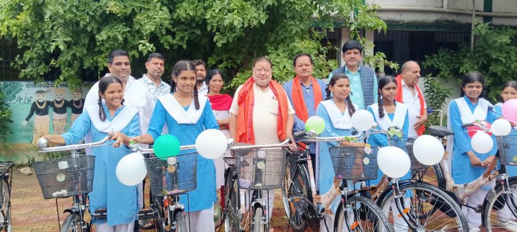 रायपुर दक्षिण विधायक सुनील सोनी ने संत कंवर राम स्कूल कटोरा तालाब में स्कूल की छात्राओं को किया साइकिल वितरण  -स्कूल छात्राओं के चेहरे खिले