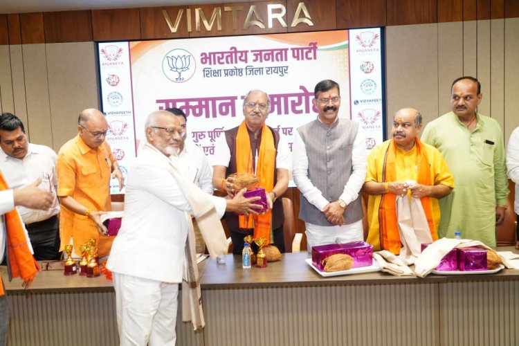 राजधानी के जे.आर. दानी शासकीय कन्या उत्कृष्ट हिंदी विद्यालय में शनिवार को साइकिल वितरण, प्रतिभा सम्मान एवं नव-नियुक्त बाल कैबिनेट के शपथ ग्रहण समारोह का भव्य आयोजन किया गया।