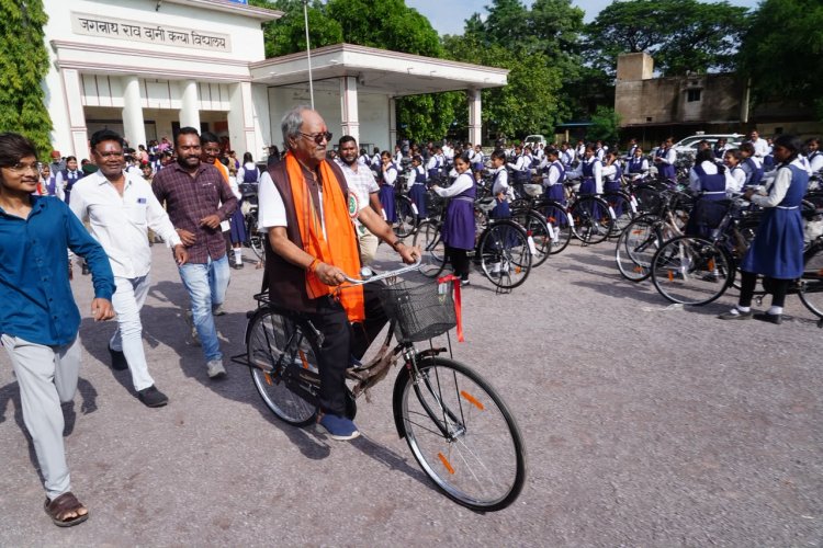 बृजमोहन ने चलाई छात्राओं की साइकिल : स्कूली छात्राओं को साइकिल वितरण कार्यक्रम
