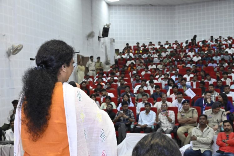 जिला प्रशासन कोण्डागांव द्वारा जिले में पहली बार जिला स्तरीय इन्फ्लुएंसर मीट-2026 का आयोजन स्थानीय ऑडिटोरियम में किया गया।