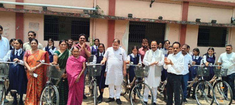 रायपुर दक्षिण विधायक सुनील सोनी शासकीय हाई स्कूल कुशालपुर पहुंचे, छात्राओं को सरस्वती योजना अंतर्गत साइकिलें प्रदत्त कीं