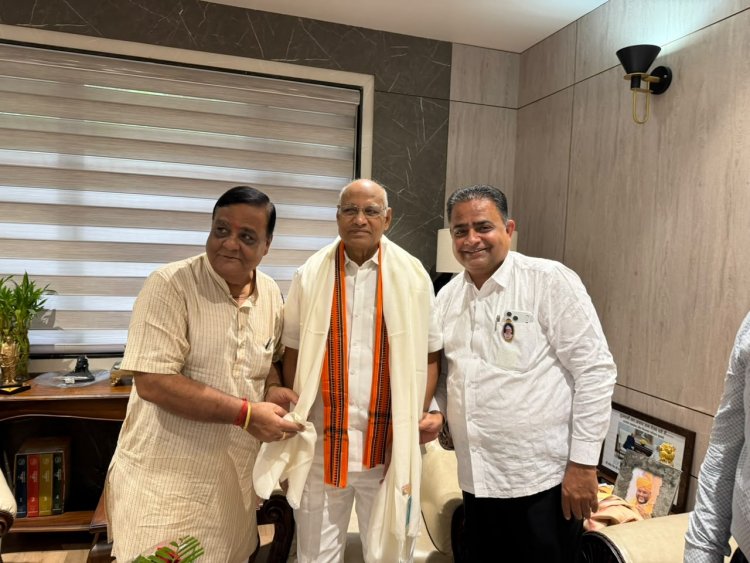 वरिष्ठ जननेता एवं पूर्व राज्यपाल रमेश बैस  के निवास पहुँचे चेम्बर पदाधिकारी; प्रदेश अध्यक्ष सतीश थौरानी के नेतृत्व में दी जन्मदिन की आत्मीय बधाई