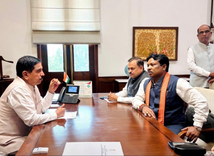 बस्तर सांसद महेश कश्यप ने केंद्रीय शिक्षा मंत्री प्रहलाद जोशी से की मुलाकात,बस्तर संभाग के केंद्रीय विद्यालयों में स्थायी भवन,स्मार्ट क्लास व रिक्त पदों की पूर्ति की मांग रखी