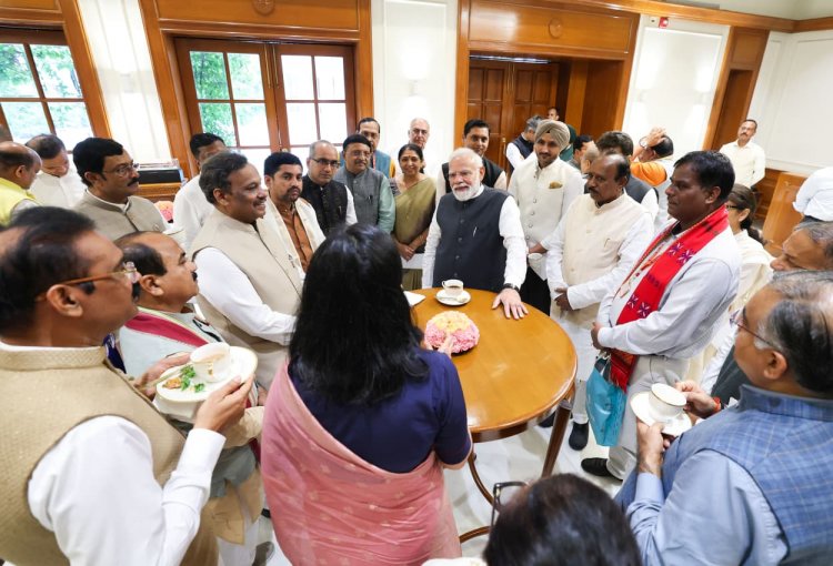 छत्तीसगढ़ की राज्यसभा सांसद लक्ष्मी वर्मा ने प्रधानमंत्री नरेंद्र मोदी से मुलाकात की।