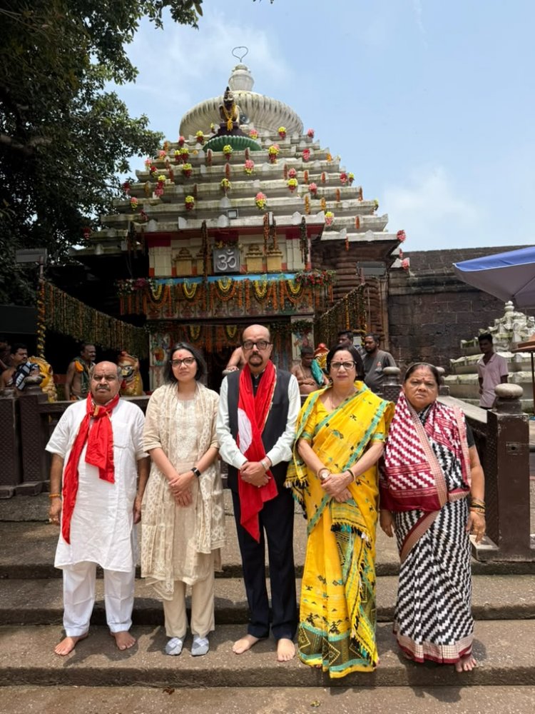 महादेव के चरणों में शीश नवाकर मांगी छत्तीसगढ़ की समृद्धि, राज्यपाल रमेन डेका संग लिंगराज मंदिर पहुंचे पुरन्दर मिश्रा