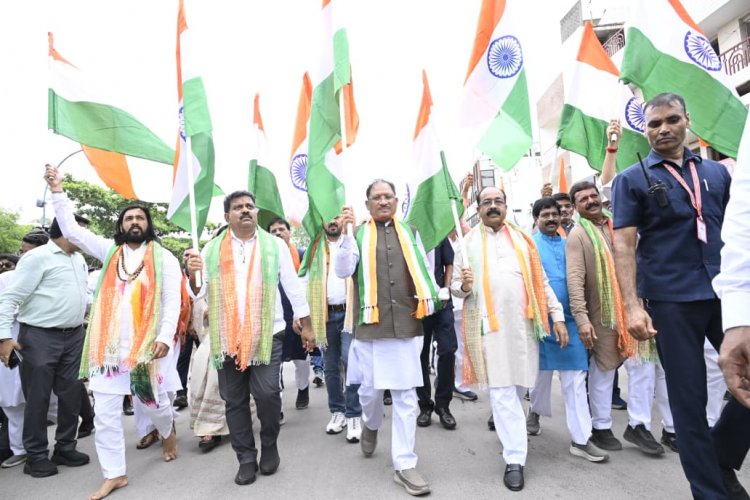 तिरंगा हमारी आन, बान और शान है। यह केवल हमारा राष्ट्रीय ध्वज नहीं, बल्कि भारत की एकता, अखंडता, स्वाभिमान और असंख्य बलिदानों का प्रतीक है।