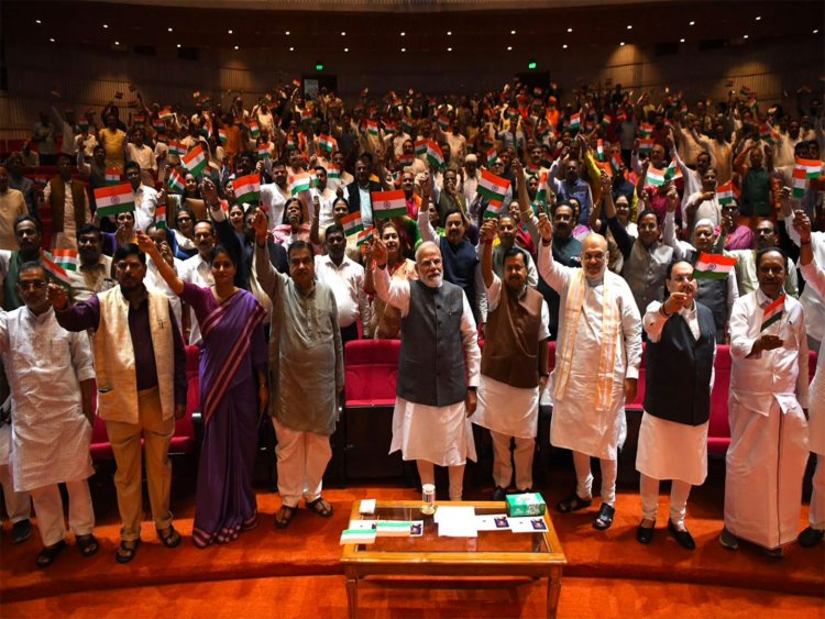 पीएम मोदी संग एनडीए सांसदों की मंगल मिलन बैठक, तिरंगा लहराकर दिया एकजुटता का संदेश