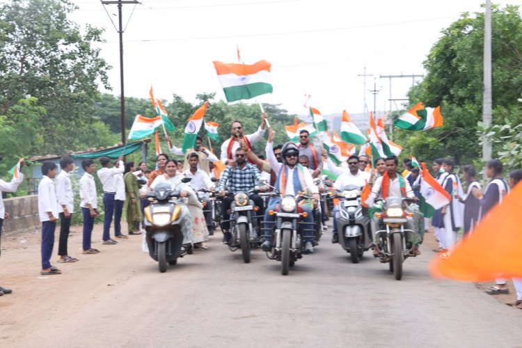 विधानसभा चौक से खरोरा तक 'तिरंगामय' हुआ धरसींवा; विधायक अनुज शर्मा की अगुवाई में 20 गांवों से गुजरी भव्य शौर्य यात्रा