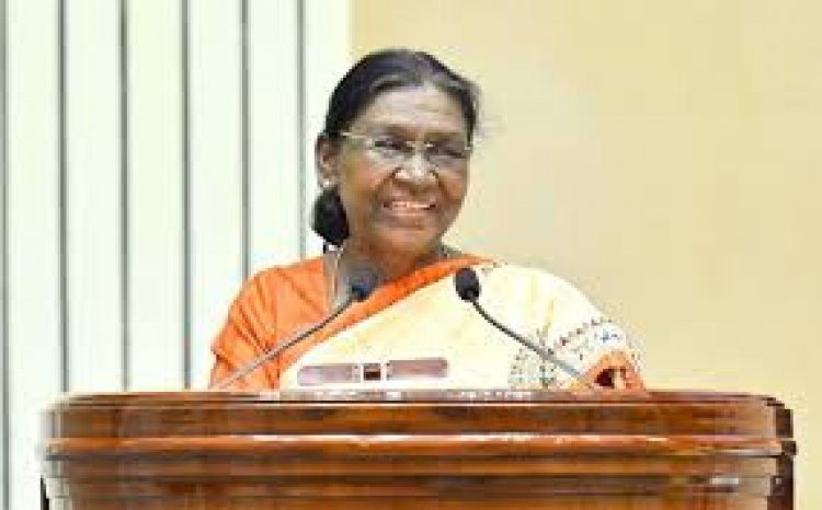देश की सामूहिक स्मृति के संरक्षक और भविष्य की कल्पना के सृजक हैं कलाकार: मुर्मु