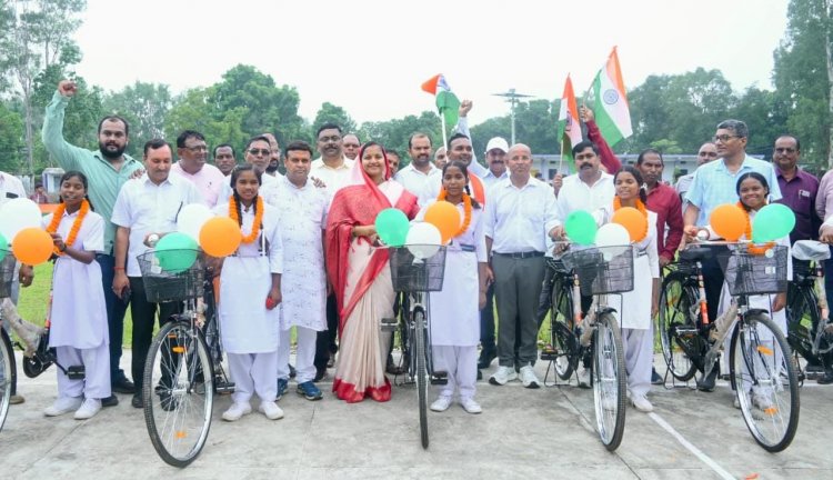 मंत्री श्रीमती लक्ष्मी राजवाड़े ने सरस्वती साइकिल योजना के तहत छात्राओं को बांटी साइकिलें