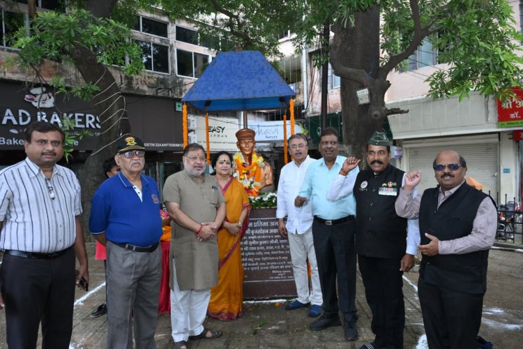 शहीद पंकज विकम को शहादत दिवस पर रायपुर दक्षिण विधायक सुनील सोनी ने किया सादर नमन.