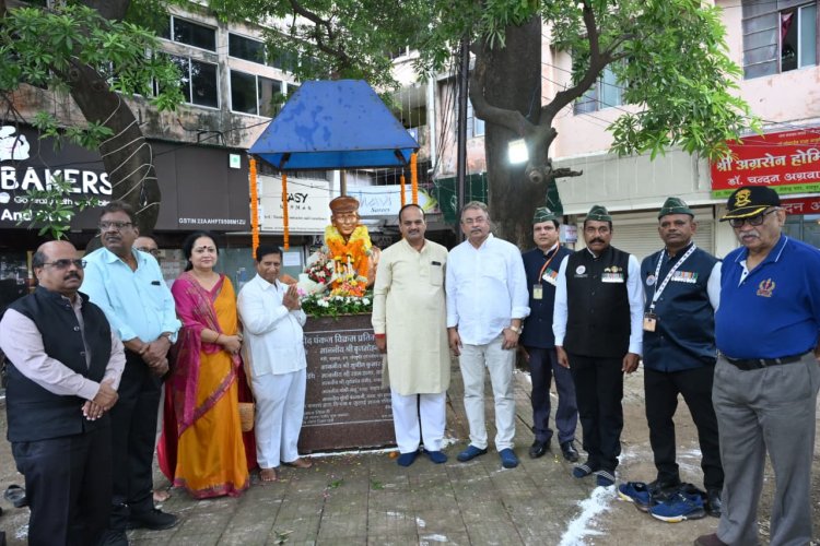 पुष्पांजलि आयोजन में सभापति सूर्यकांत राठौड़, पार्षद श्रीमती स्वप्निल मिश्रा, एल्डरमेन राजू राघवानी भूतपूर्व सैनिकों, परिवारजनों, मित्रों की रही उपस्थिति, शहीद पंकज विक्रम को किया सादर नमन*