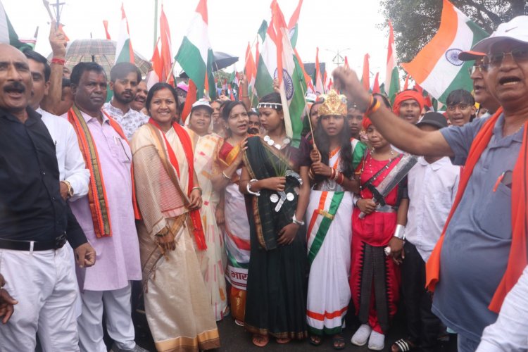 भारी बारिश के बीच 500 मीटर लंबे तिरंगे के साथ निकली भव्य तिरंगा यात्रा, मंत्री श्रीमती लक्ष्मी राजवाड़े हुईं शामिल