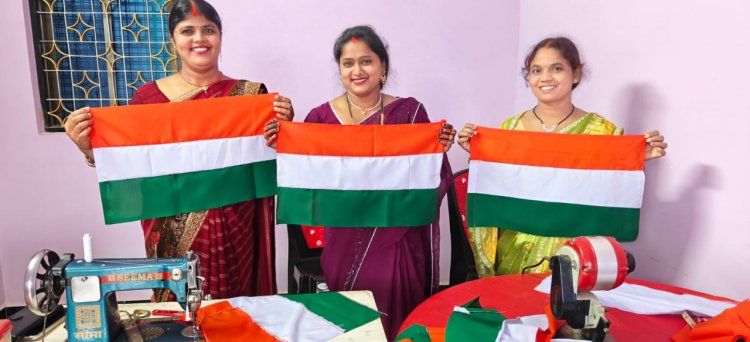 हर घर तिरंगा अभियान में महिलाओं की भागीदारी, स्व-सहायता समूह की महिलाओं ने तैयार किए 10 हजार तिरंगे, डेढ़ लाख की आय