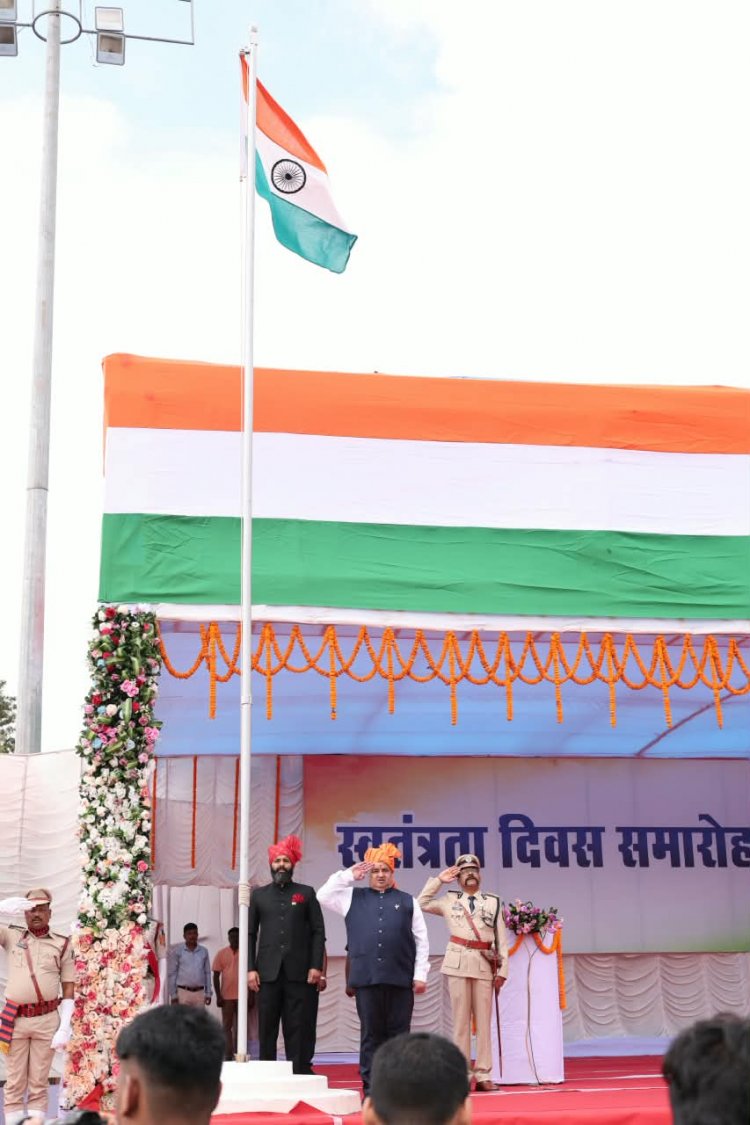 पर्यटन और संस्कृति मंत्री  राजेश अग्रवाल ने जशपुर रणजीता स्टेडियम में किया ध्वजारोहण