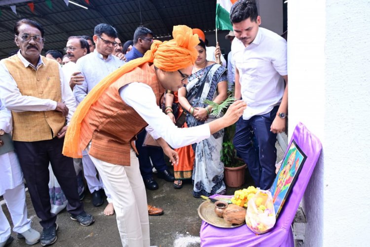 वित्त मंत्री  ओपी चौधरी ने रायगढ़ निवास कार्यालय में किया ध्वजारोहण, राष्ट्रध्वज को दी सलामी