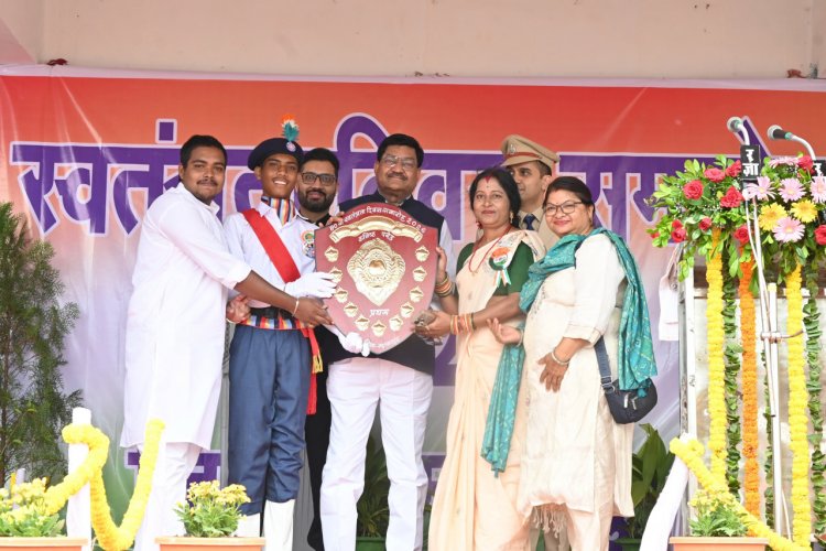 महासमुंद : महासमुंद में जिले के प्रभारी एवं खाद्य मंत्री  दयालदास बघेल ने किया ध्वजारोहण
