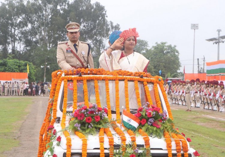 मंत्री श्रीमती लक्ष्मी राजवाड़े ने ध्वजारोहण कर ली परेड की सलामी, शहीद जवानों के परिजनों एवं उत्कृष्ट कार्य करने वाले अधिकारी-कर्मचारियों का किया सम्मान