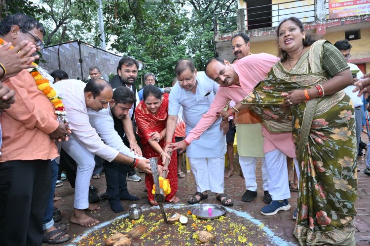 मां दंतेश्वरी अखाड़ा समिति ने रायपुर दक्षिण विधायक सुनील सोनी को विधायक निधि से कुश्ती हेतु अखाड़े में मैट बिछाने 5 लाख स्वेच्छानुदान देने पर दिया हार्दिक धन्यवाद