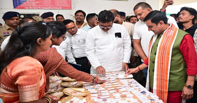 विष्णुभोग की खुशबू और बहनों के हुनर से सजी खास राखी, बिहान समूह की महिलाओं ने केंद्रीय राज्य मंत्री तोखन साहू को भेंट किया विष्णुभोग चावल और धान से बनी राखी…