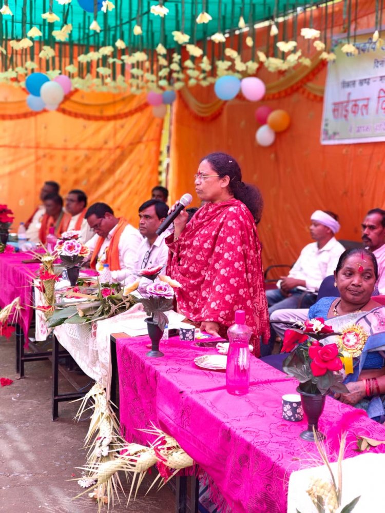 सरस्वती साइकिल योजना से बेटियों की राह हुई आसान, विधायक लता उसेंडी ने बांटी साइकिलें