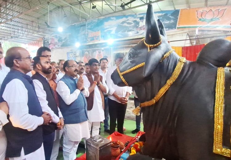 श्रावण मास के अवसर पर विशाल मेगा मार्ट परिसर, महासमुंद में एक माह तक आयोजित महारुद्राभिषेक एवं हवन-पूजन कार्यक्रम में आज उप मुख्यमंत्री  अरुण साव शामिल हुए।