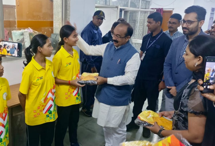 महासमुंद : खेलों इंडिया तीरंदाजी सेंटर के खिलाड़ियों को उप मुख्यमंत्री एवं खेल मंत्री  अरुण साव ने कीट वितरण कर बधाई दी