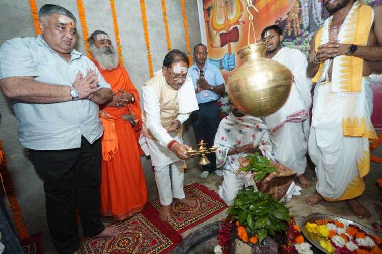 मुख्यमंत्री  विष्णुदेव साय ने बाबा कर्मेश्वर का किया रुद्राभिषेक, प्रदेशवासियों की सुख-समृद्धि और खुशहाली की कामना की