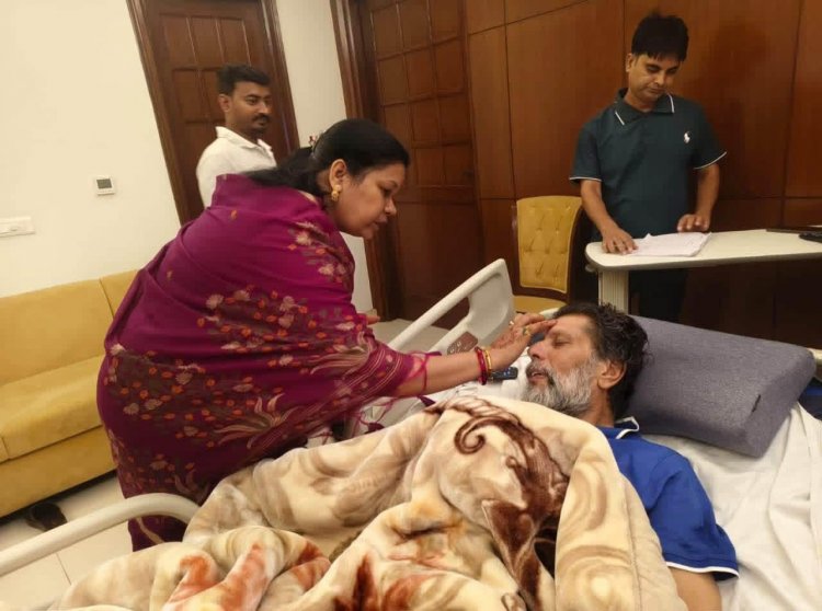 प्रदेश अध्यक्ष किरण देव को रक्षा सूत्र बाँधकर भाजपा सांसद कमलेश जांगड़े ने दीर्घायु एवं यशस्वी जीवन की कामना की