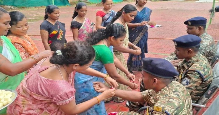 जहां कभी बंदूक थी, वहां बंधा रिश्तों का धागा…बस्तर में राखी ने बदली 'दुश्मनी' की परिभाषा 25 साल नक्सली संगठन में रहीं मीना ने जवानों की कलाई पर बांधी राखी