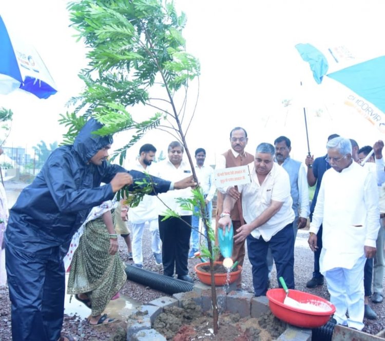 हरियाली बढ़ाना हम सभी की सामूहिक जिम्मेदारी ‘एक पेड़ माँ के नाम’ अभियान से पर्यावरण संरक्षण का संदेश, मंत्री राजेश अग्रवाल ने किया वृक्षारोपण