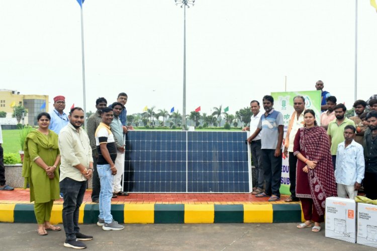आईसीएआर-एनआईबीएसएम ने एससीएसपी कार्यक्रम के तहत किसानों को वितरित किए पावर स्प्रेयर एवं सोलर पैनल