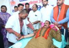 सेवा संकल्प अभियान का शुभारंभ, स्वास्थ्य मंत्री श्याम बिहारी जायसवाल ने किया रक्तदान