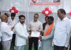 रक्तदान करने वाले युवाओं को विधायक  आशाराम नेताम एवं कलेक्टर  कुन्दन कुमार ने प्रमाण-पत्र प्रदान कर उनका उत्साहवर्धन किया।