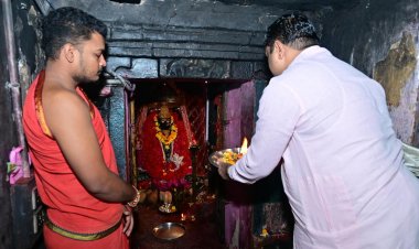 शिक्षा मंत्री श्री यादव ने माँ दंतेश्वरी की पूजा-अर्चना कर लिया आशीर्वाद