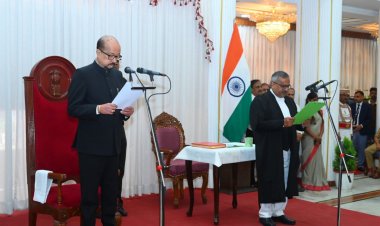 राज्यपाल श्री डेका ने न्यायाधिपति  कृष्न राम महापात्र को छत्तीसगढ़ उच्च न्यायालय के मुख्य न्यायाधीश पद की दिलाई शपथ